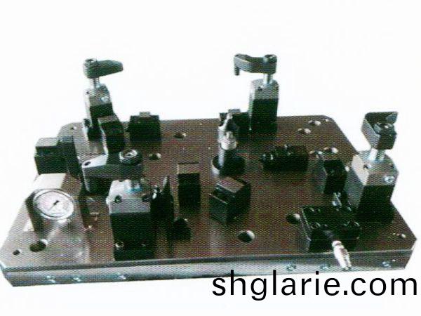 齒輪室罩蓋液(ye)壓(ya)裌具